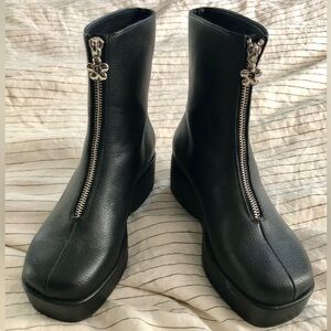 Lisa Says Gah, Chloe Boot